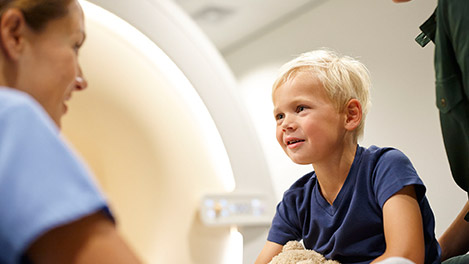 El m&eacute;dico y el ni&ntilde;o paciente