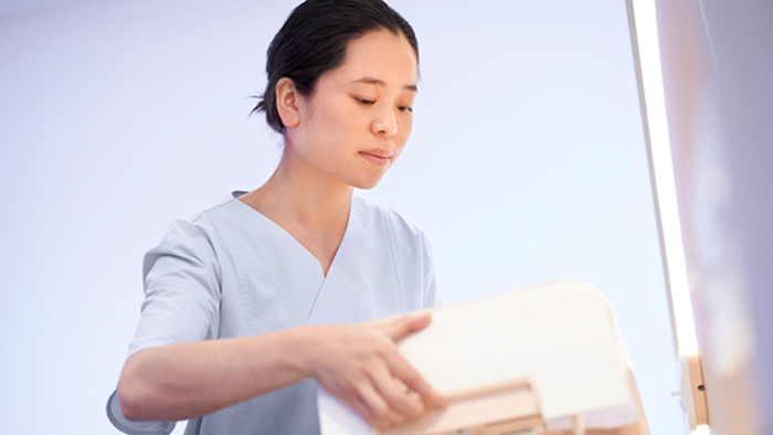 Im&aacute;genes de la IRM de campos oscuros de un paciente con VIH con vasculitis cerebral