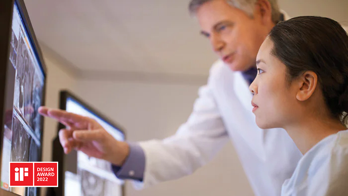 Cl&iacute;nicos que revisan resultados de visualizaci&oacute;n avanzada