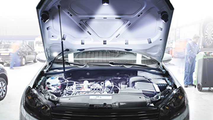 Coche con el cap&oacute; abierto