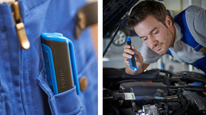 Un hombre mira el motor de un coche con un penlight LED Philips