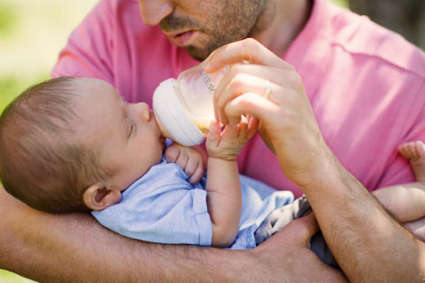 La gu&iacute;a eficaz para padres sobre alimentaci&oacute;n con mamadera